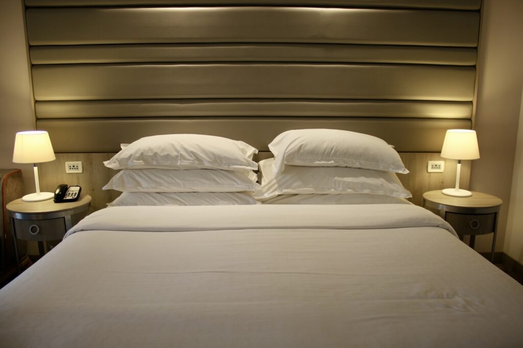 Im Haus, Wand, Mobiliar, Bett, Bettwäsche, Bettdecke, Inneneinrichtung, Bettbezug, Leinenstoffe, Matratze, Bettrahmen, Kissen, Lampenschirm, Lampe, Nachttisch, Hotel, Suite, Zimmer, Decke, Schlafzimmer