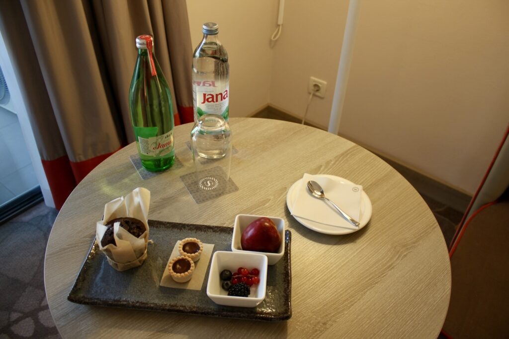 Im Haus, Flasche, Geschirr, Drink, Wand, Platte, Essen, Mahlzeit, Tisch, Wein, Sitzen, Boden