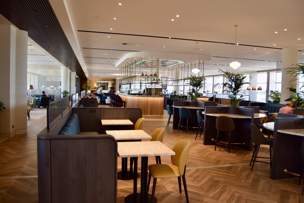 Mobiliar, Boden, Im Haus, Decke, Inneneinrichtung, Empfangshalle, Esstisch, Kaffeetisch, Restaurant, Wand, Deckenleuchte, Kantine, Tisch, Zimmer, Fenster, Stuhl, Hotel
