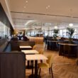 Mobiliar, Boden, Im Haus, Decke, Inneneinrichtung, Empfangshalle, Esstisch, Kaffeetisch, Restaurant, Wand, Deckenleuchte, Kantine, Tisch, Zimmer, Fenster, Stuhl, Hotel