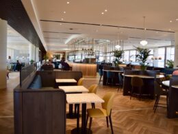 Mobiliar, Boden, Im Haus, Decke, Inneneinrichtung, Empfangshalle, Esstisch, Kaffeetisch, Restaurant, Wand, Deckenleuchte, Kantine, Tisch, Zimmer, Fenster, Stuhl, Hotel