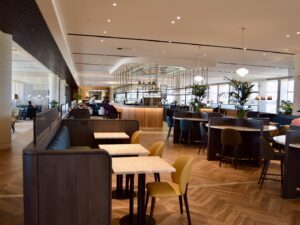 Mobiliar, Boden, Im Haus, Decke, Inneneinrichtung, Empfangshalle, Esstisch, Kaffeetisch, Restaurant, Wand, Deckenleuchte, Kantine, Tisch, Zimmer, Fenster, Stuhl, Hotel