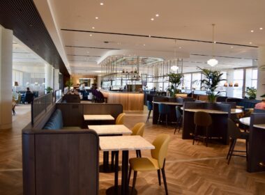 Mobiliar, Boden, Im Haus, Decke, Inneneinrichtung, Empfangshalle, Esstisch, Kaffeetisch, Restaurant, Wand, Deckenleuchte, Kantine, Tisch, Zimmer, Fenster, Stuhl, Hotel