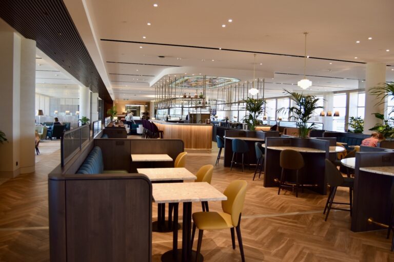 Mobiliar, Boden, Im Haus, Decke, Inneneinrichtung, Empfangshalle, Esstisch, Kaffeetisch, Restaurant, Wand, Deckenleuchte, Kantine, Tisch, Zimmer, Fenster, Stuhl, Hotel