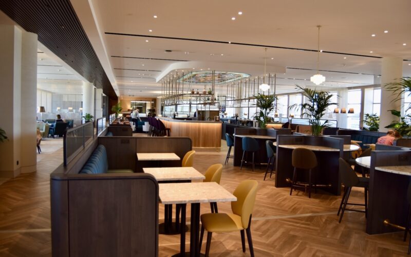Mobiliar, Boden, Im Haus, Decke, Inneneinrichtung, Empfangshalle, Esstisch, Kaffeetisch, Restaurant, Wand, Deckenleuchte, Kantine, Tisch, Zimmer, Fenster, Stuhl, Hotel