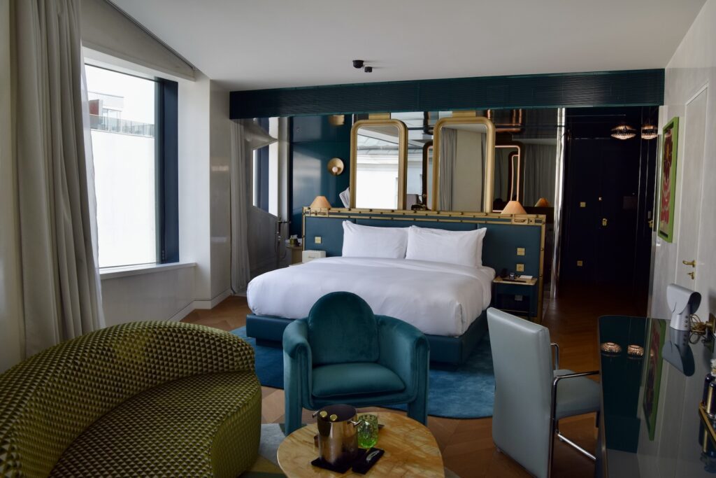 Im Haus, Wand, Inneneinrichtung, Zimmer, Kissen, Szene, Bett, Boden, Fensterausstattung, Vorhang, Bude, Leinenstoffe, Fensterabdeckung, Hotel, Couch, Fenster, Spiegel, Haus, Bettwäsche, Fußboden, Bettsofa, Matratze, Bettdecke, Tisch, Suite, Nachttisch, Studiocouch, Kleines Sofa, Lampenschirm, Bettbezug, Penthouse, Boutique-Hotel, Armlehne, Schublade, Kommode, Schlafzimmer, Sofa, Decke, Wohnzimmer, Mobiliar, Stuhl, Wohnung