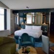 Im Haus, Wand, Inneneinrichtung, Zimmer, Kissen, Szene, Bett, Boden, Fensterausstattung, Vorhang, Bude, Leinenstoffe, Fensterabdeckung, Hotel, Couch, Fenster, Spiegel, Haus, Bettwäsche, Fußboden, Bettsofa, Matratze, Bettdecke, Tisch, Suite, Nachttisch, Studiocouch, Kleines Sofa, Lampenschirm, Bettbezug, Penthouse, Boutique-Hotel, Armlehne, Schublade, Kommode, Schlafzimmer, Sofa, Decke, Wohnzimmer, Mobiliar, Stuhl, Wohnung