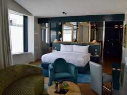 Im Haus, Wand, Inneneinrichtung, Zimmer, Kissen, Szene, Bett, Boden, Fensterausstattung, Vorhang, Bude, Leinenstoffe, Fensterabdeckung, Hotel, Couch, Fenster, Spiegel, Haus, Bettwäsche, Fußboden, Bettsofa, Matratze, Bettdecke, Tisch, Suite, Nachttisch, Studiocouch, Kleines Sofa, Lampenschirm, Bettbezug, Penthouse, Boutique-Hotel, Armlehne, Schublade, Kommode, Schlafzimmer, Sofa, Decke, Wohnzimmer, Mobiliar, Stuhl, Wohnung