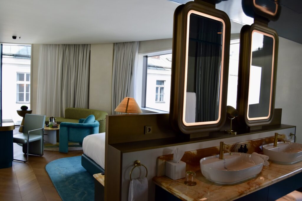 Im Haus, Wand, Fenster, Inneneinrichtung, Hahn, Installationszubehör, Arbeitsfläche, Möbel, Mobiliar, Badezimmerzubehör, Schublade, Waschbecken, Spiegel, Badewanne, Badezimmer, Zimmer, Boden