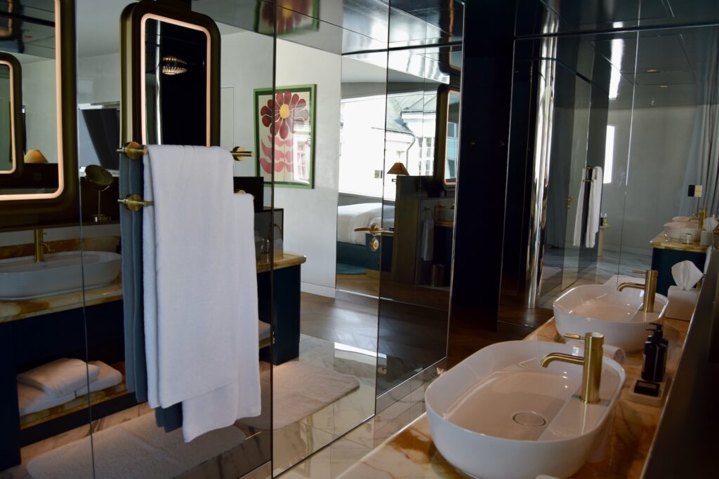 Im Haus, Waschbecken, Wand, Installationszubehör, Badezimmerzubehör, Hahn, Badewanne, Inneneinrichtung, Kachel, Arbeitsfläche, Fenster, Boden, Spiegel, Badezimmer, Zimmer, Toilette, Hotel