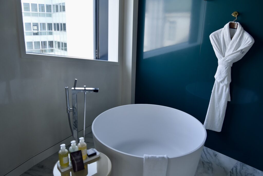Im Haus, Installationszubehör, Wand, Waschbecken, Hahn, Badewanne, Badezimmerzubehör, Wasserleitung, Fenster, Badezimmer, Dusche