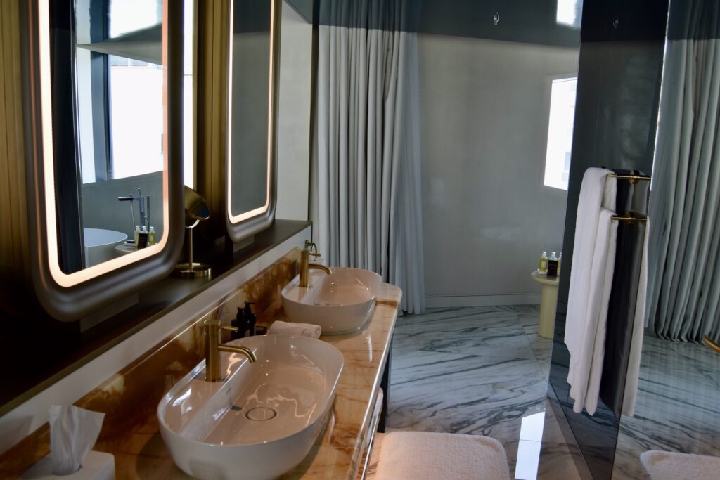 Im Haus, Installationszubehör, Fenster, Wand, Hahn, Badewanne, Badezimmerzubehör, Vorhang, Wasserleitung, Inneneinrichtung, Kachel, Dusche, Badezimmer, Haus, Waschbecken, Hotel, Spiegel, Boden, Wanne, Zimmer