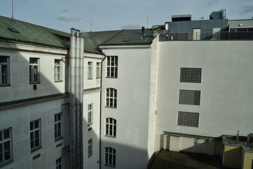 Fenster, draußen, Gebäude, Wolke, Himmel, Fassade, Eigentum, Architektur, Haus, Immobilie, Dach, Stadt, Straße