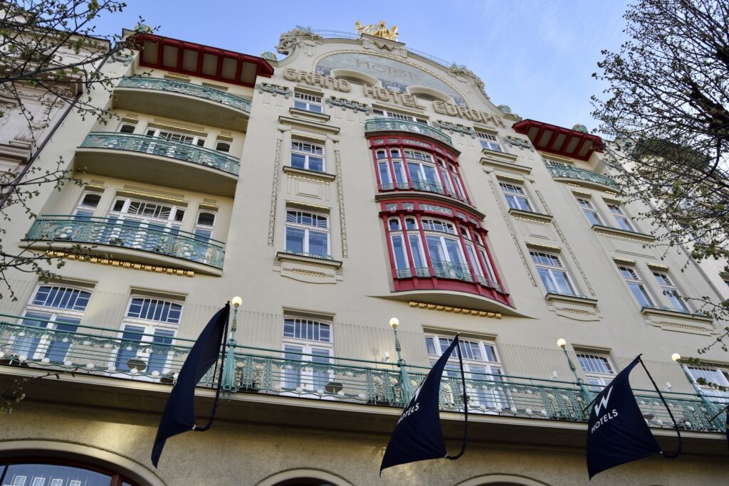 draußen, Fenster, Gebäude, Himmel, Fassade, Baum, Stadt, Balkon, Architektur, Immobilie, Wohnung, Straße, Flagge, Haus