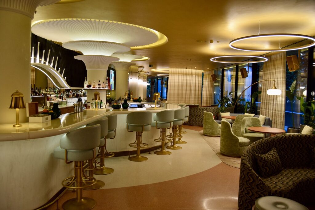 Im Haus, Mobiliar, Decke, Wand, Inneneinrichtung, Hotel, Restaurant, Kaffeetisch, Deckenleuchte, Empfangshalle, Esstisch, Boden, Tisch, Zimmer, Stuhl, Lounge
