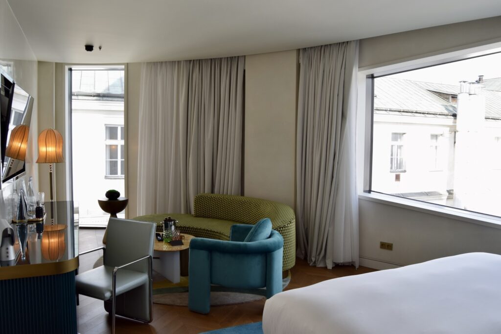 Im Haus, Inneneinrichtung, Wand, Zimmer, Szene, Mobiliar, Vorhang, Fensterausstattung, Bett, Fenster, Fensterabdeckung, Kissen, Leinenstoffe, Tisch, Bettdecke, Boden, Bettwäsche, Lampenschirm, Matratze, Bude, Hotel, Suite, Haus, Stuhl, Bettbezug, Jalousie, Ventilator, Nachttisch, Wohnzimmer, Penthouse, Bettrahmen, Boutique-Hotel, Schlafzimmer, Decke, Wohnung