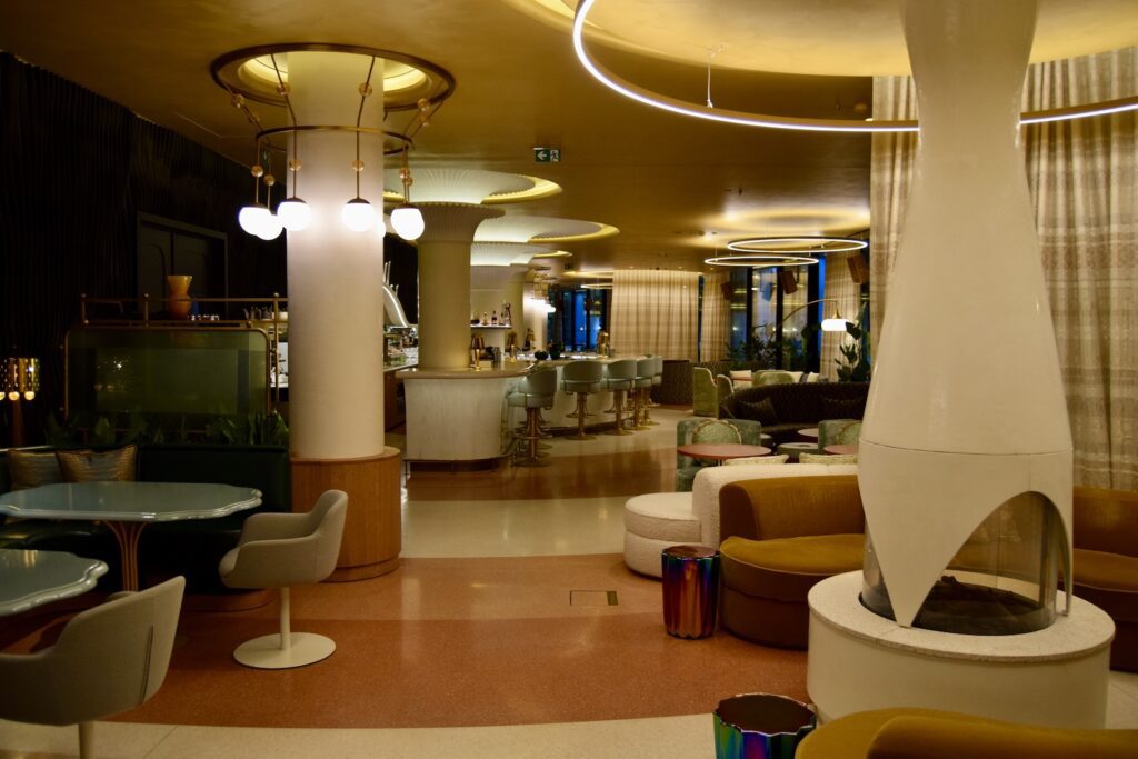 Im Haus, Inneneinrichtung, Wand, Hotel, Mobiliar, Decke, Boden, Stuhl, Tisch, Kaffeetisch, Waschbecken, Spiegel, Deckenleuchte, Badezimmer, Empfangshalle, Arbeitsfläche, Fußboden, Zimmer