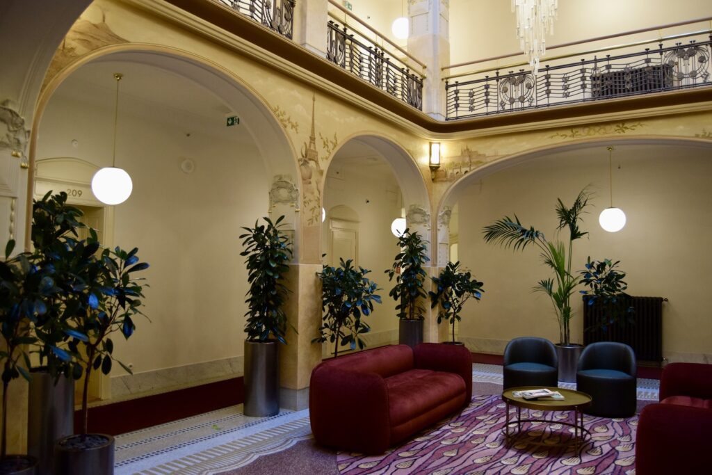 Mobiliar, Im Haus, Inneneinrichtung, Wand, Zimmer, Boden, Kaffeetisch, Couch, Zimmerpflanze, Studiocouch, Empfangshalle, Tisch, Hotel, Vase, Stuhl, Pflanze, Decke, Groß