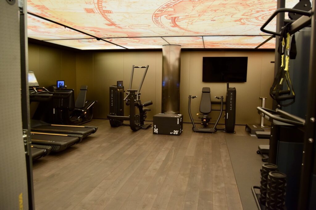 Im Haus, Wand, Sporthalle, Trainingsausrüstung, Fußboden, Boden, Decke, Trainingsgerät, Laufband