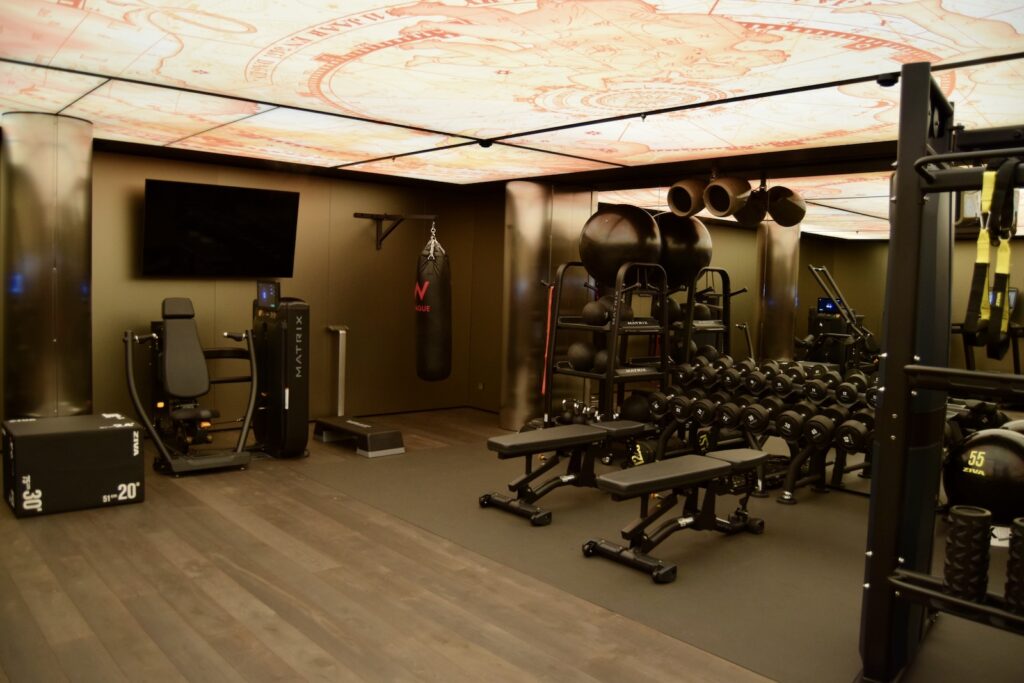 Im Haus, Wand, Decke, Sporthalle, Trainingsausrüstung, Boden, Mobiliar, Fußboden, Gewichte, Zimmer