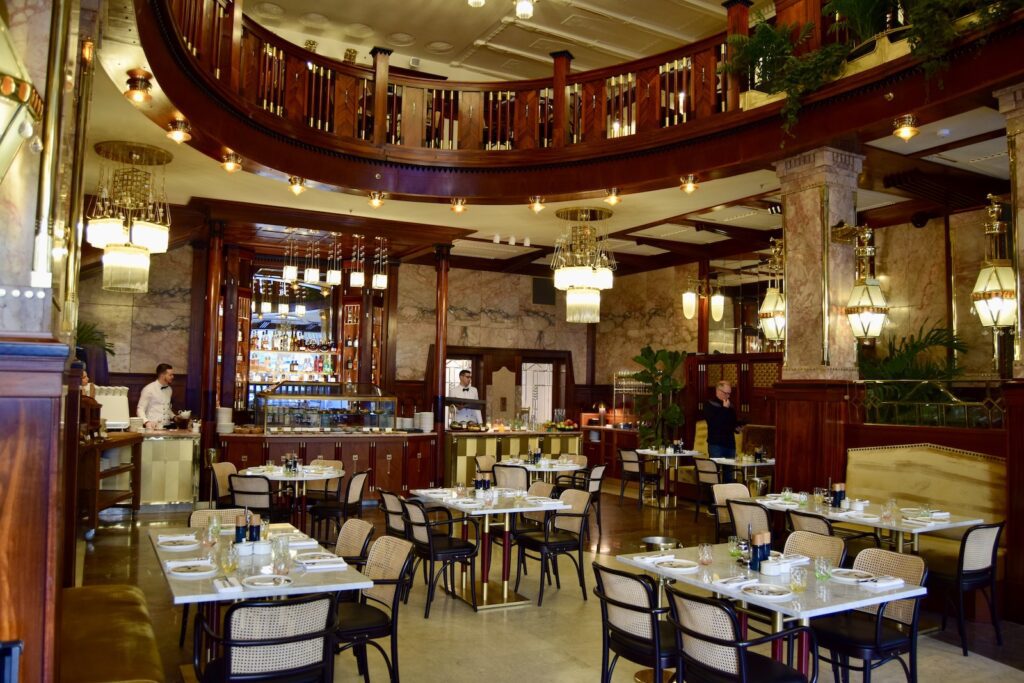 Szene, Mobiliar, Im Haus, Esstisch, Tisch, Decke, Kantine, Diner, Inneneinrichtung, Boden, Kaffeetisch, Wand, Zimmer, Restaurant, Stuhl