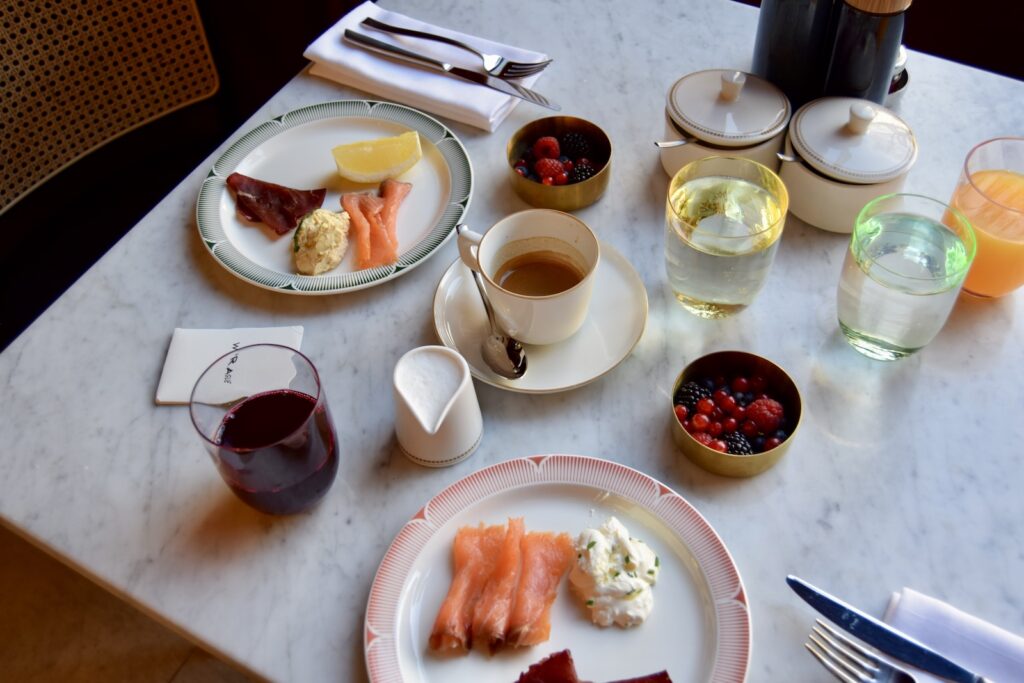 Geschirr, Mahlzeit, Serviergeschirr, Platte, Drink, Küchenutensil, Essen, Unterteller, Brunch, Teller, Kulinarik, Gabel, Frühstück, Trinkgefäß, Tee, Tafelsilber, Kaffeetasse, Porzellan, Kochkunst, Service, Im Haus, Schüssel, Löffel, Küchenutensilien, Tasse, Tisch