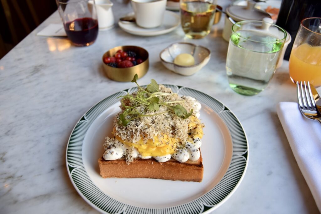 Tisch, Geschirr, Drink, Mahlzeit, Essen, Platte, Teller, Serviergeschirr, Brunch, Kochkunst, Saft, Backwaren, Gabel, Kulinarik, Brot, Trinkgefäß, À-la-carte-Gerichte, Frühstück, Cicchetti, Küchenutensil, Mittagessen, Snack, Im Haus, Tasse, Restaurant
