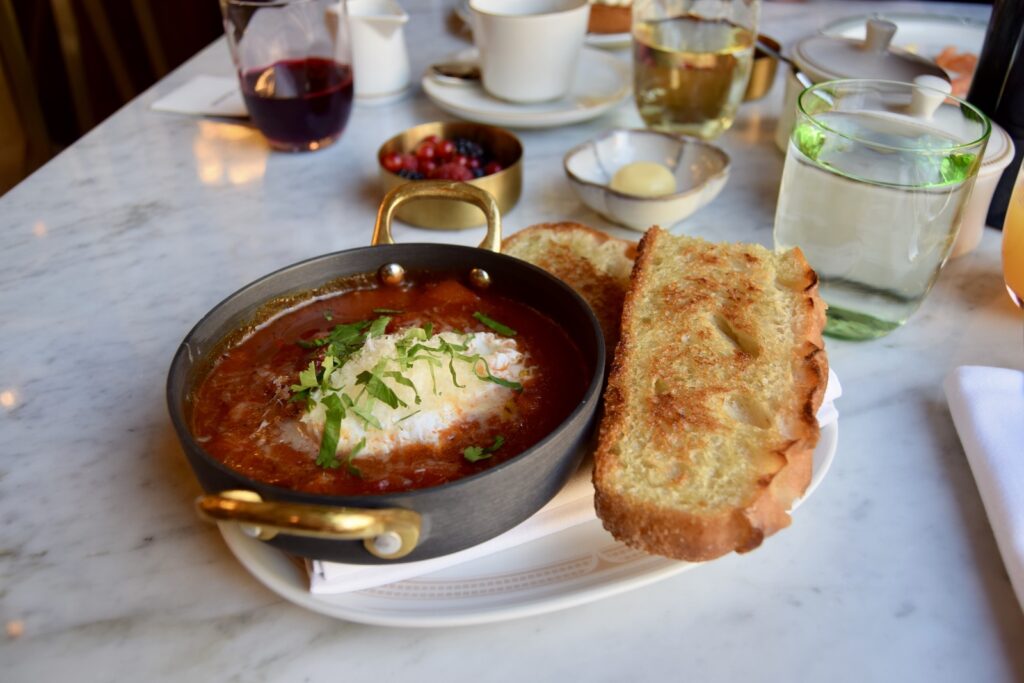 Essen, Teller, Geschirr, Tisch, Kochkunst, Platte, Brunch, Im Haus, Serviergeschirr, Fastfood, Küchenutensilien, Abendessen, Küchenutensil, Suppe, Mittagessen, Backwaren, Snack, Mahl, Schüssel, Rezept, Dip, Beilage, Frühstück, Tasse, Brot, Restaurant, Sitzen, Mahlzeit, Drink, Soße