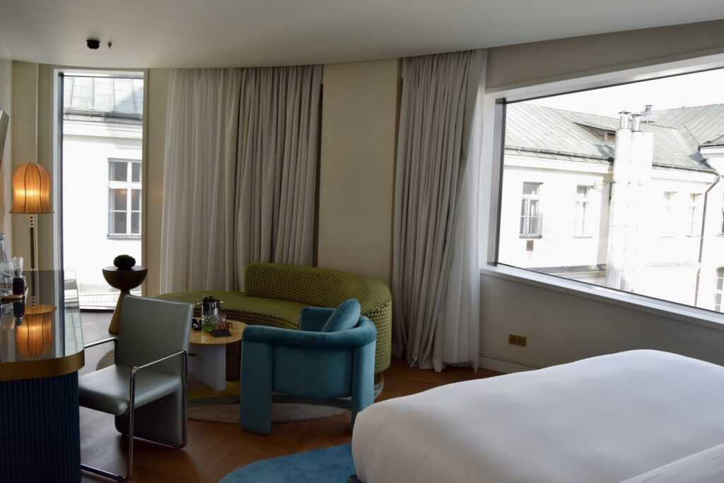 Im Haus, Inneneinrichtung, Wand, Szene, Vorhang, Fensterausstattung, Fenster, Zimmer, Kissen, Fensterabdeckung, Bett, Hotel, Leinenstoffe, Boden, Tisch, Haus, Couch, Bude, Suite, Bettwäsche, Lampenschirm, Matratze, Bettdecke, Bettsofa, Wohnzimmer, Bettbezug, Jalousie, Penthouse, Nachttisch, Kleines Sofa, Boutique-Hotel, Vase, Studiocouch, Fußboden, Sofa, Schlafzimmer, Decke, Mobiliar, Stuhl, Wohnung