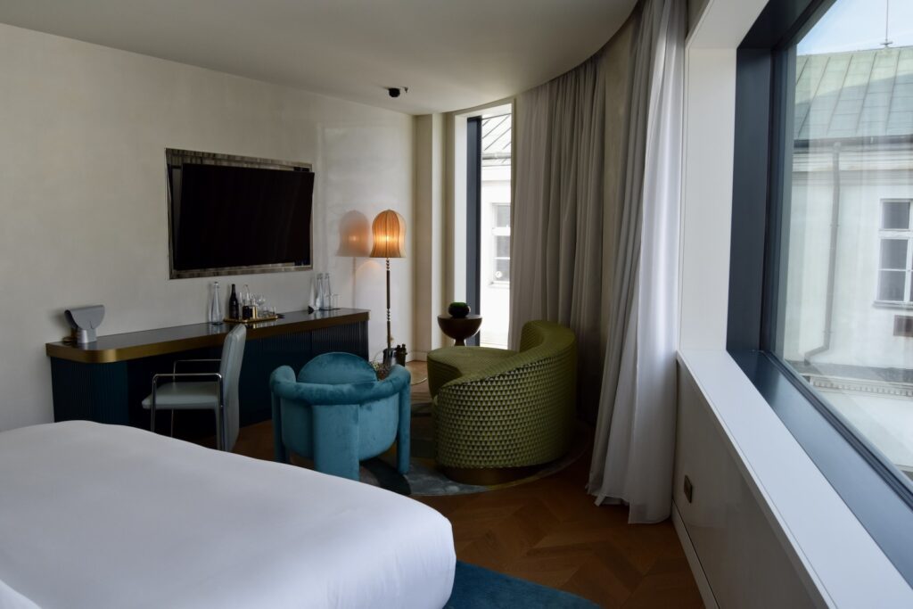 Im Haus, Wand, Inneneinrichtung, Hotel, Bett, Zimmer, Szene, Mobiliar, Fenster, Kissen, Fensterausstattung, Boden, Vorhang, Fensterabdeckung, Leinenstoffe, Matratze, Bettdecke, Bettwäsche, Haus, Schlafzimmer, Eigentum, Bude, Suite, Penthouse, Bettbezug, Nachttisch, Fußboden, Decke, Stuhl, Wohnung, Unterkunft