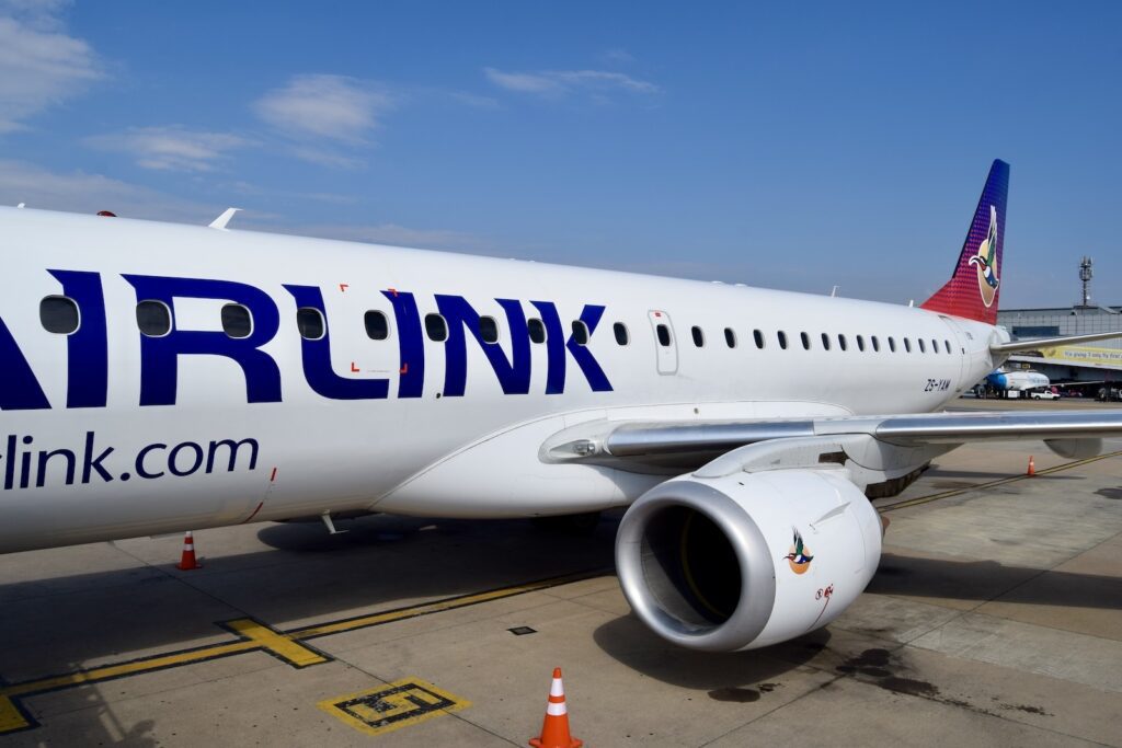 Platane Flugzeug Hobel, draußen, Verkehrsflugzeug, Airline, Flugreise, Himmel, Düsentriebwerk, Flugzeug, Dienstleistung, Flugzeugtriebwerk, Fahrzeug, Schmalrumpfflugzeug, Transport, Düsenflugzeug, Landeklappe, Gelände, Luftfahrttechnik, Wolke, Flugplatzvorfeld, Flughafen, Luftfahrt, airbus, Asphalt, Runway, Jet, halten