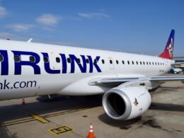 Platane Flugzeug Hobel, draußen, Verkehrsflugzeug, Airline, Flugreise, Himmel, Düsentriebwerk, Flugzeug, Dienstleistung, Flugzeugtriebwerk, Fahrzeug, Schmalrumpfflugzeug, Transport, Düsenflugzeug, Landeklappe, Gelände, Luftfahrttechnik, Wolke, Flugplatzvorfeld, Flughafen, Luftfahrt, airbus, Asphalt, Runway, Jet, halten