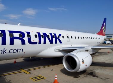 Platane Flugzeug Hobel, draußen, Verkehrsflugzeug, Airline, Flugreise, Himmel, Düsentriebwerk, Flugzeug, Dienstleistung, Flugzeugtriebwerk, Fahrzeug, Schmalrumpfflugzeug, Transport, Düsenflugzeug, Landeklappe, Gelände, Luftfahrttechnik, Wolke, Flugplatzvorfeld, Flughafen, Luftfahrt, airbus, Asphalt, Runway, Jet, halten