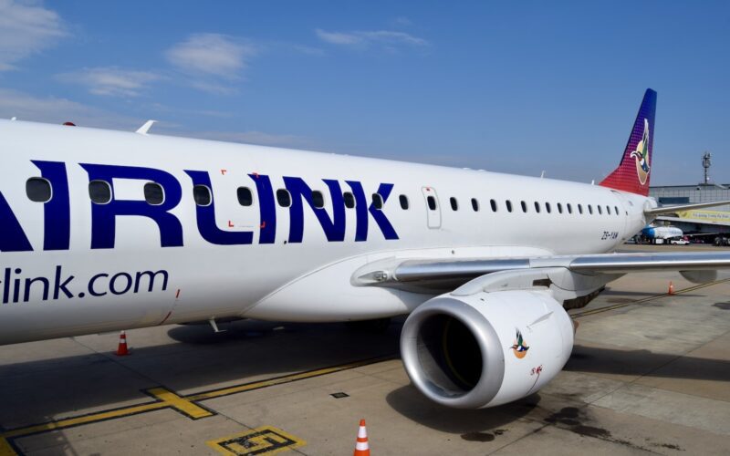 Platane Flugzeug Hobel, draußen, Verkehrsflugzeug, Airline, Flugreise, Himmel, Düsentriebwerk, Flugzeug, Dienstleistung, Flugzeugtriebwerk, Fahrzeug, Schmalrumpfflugzeug, Transport, Düsenflugzeug, Landeklappe, Gelände, Luftfahrttechnik, Wolke, Flugplatzvorfeld, Flughafen, Luftfahrt, airbus, Asphalt, Runway, Jet, halten