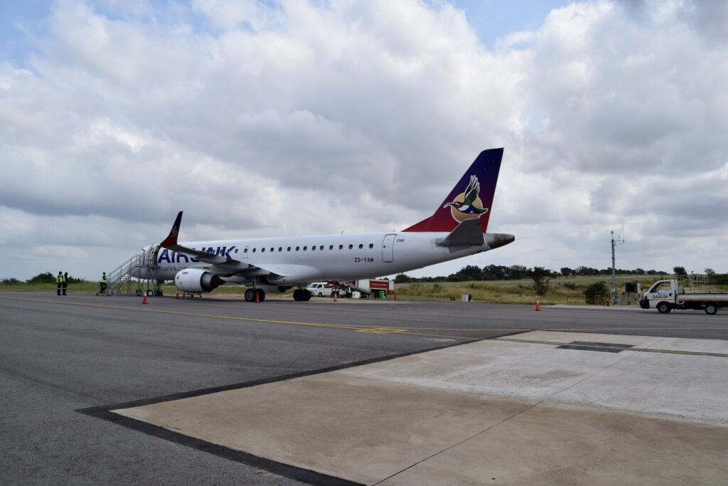 draußen, Himmel, Platane Flugzeug Hobel, Flugzeug, Wolke, Transport, Flugreise, Verkehrsflugzeug, Fahrzeug, Airline, Runway, Flugzeugtriebwerk, Düsenflugzeug, Landeklappe, Düsentriebwerk, Luftfahrt, Flughafen, Asphalt, Gelände, Dienstleistung, Luftfahrttechnik, Straße, Schmalrumpfflugzeug, Flugplatzvorfeld, Luftfahrthersteller, Flügel, Abflug, halten, airbus, Jet, Groß, Luft