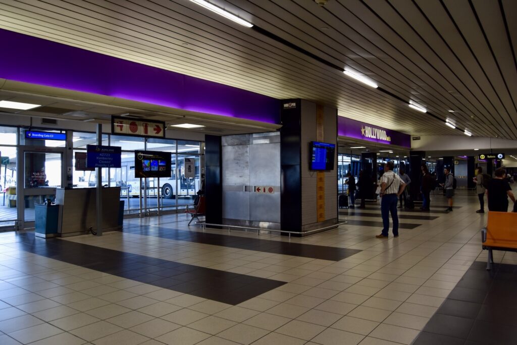 Decke, Im Haus, Boden, Empfangshalle, Person, Einkaufszentrum, Flughafen, Menschen