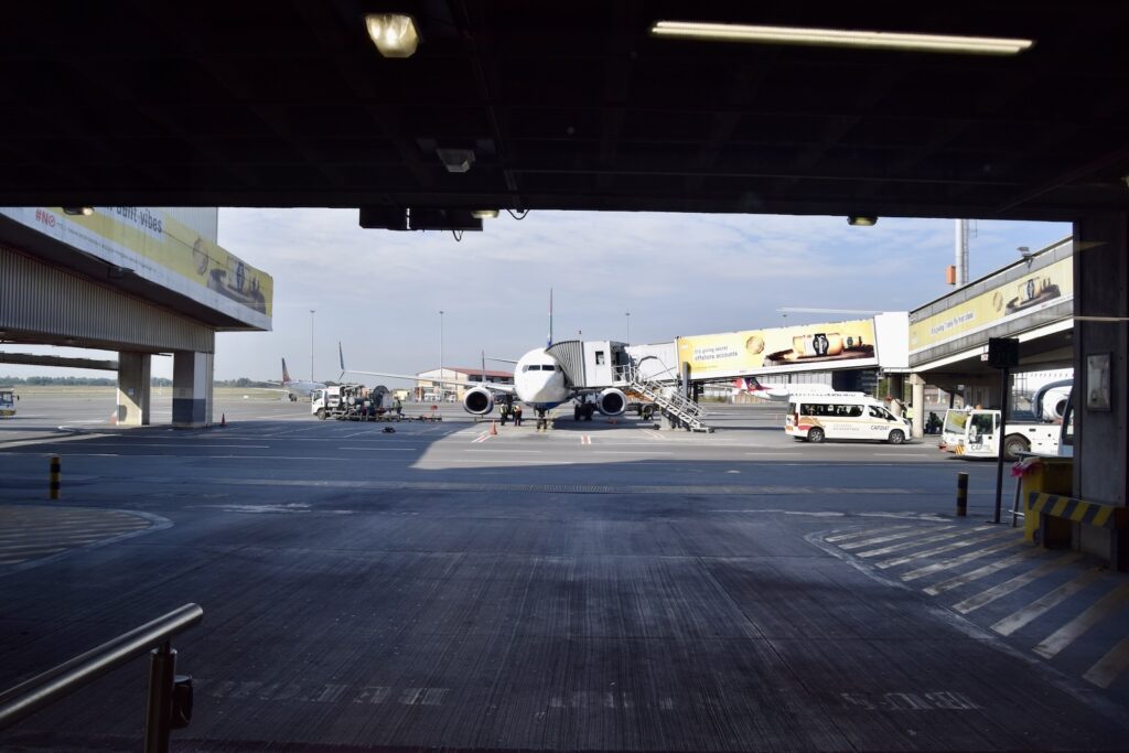 Himmel, draußen, Straße, Gebäude, Straßenbelag, Infrastruktur, Auto, Wolke, Asphalt, Platane Flugzeug Hobel, Gelände, Brücke, halten, Flughafen, Fahrzeug, Stadt