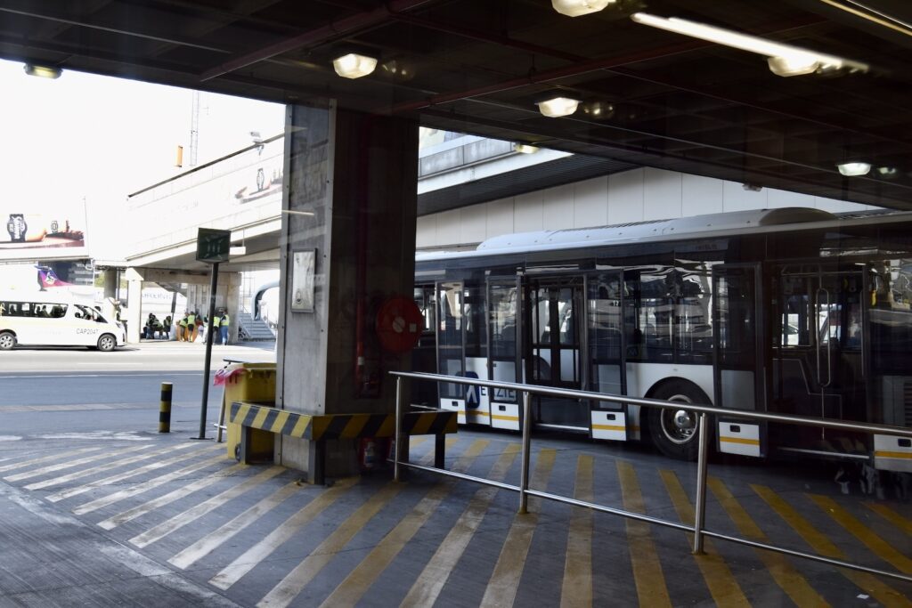 Fahrzeug, Gebäude, Landfahrzeug, Straße, Bus, draußen, öffentliche Verkehrsmittel, halten, Gelände