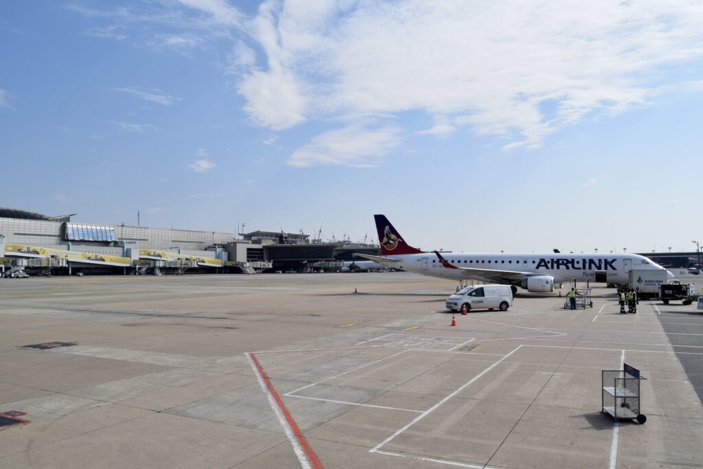draußen, Himmel, Platane Flugzeug Hobel, Fahrzeug, Transport, Flugreise, Flugzeug, Verkehrsflugzeug, Wolke, Düsenflugzeug, Airline, Flugplatzvorfeld, Flughafen, Gelände, Runway, Luftfahrt, Flugzeugtriebwerk, Dienstleistung, Luftfahrthersteller, Luftfahrttechnik, Asphalt, Schmalrumpfflugzeug, Landeklappe, Düsentriebwerk, halten, Jet, Groß