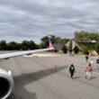 draußen, Himmel, Platane Flugzeug Hobel, Straße, Wolke, Flugzeug, Flugreise, Baum, Luftfahrt, Düsenflugzeug, Gelände, Menschen, Luftfahrthersteller, Fahrzeug, Asphalt, Jet, Gruppe, Groß, Flugschau