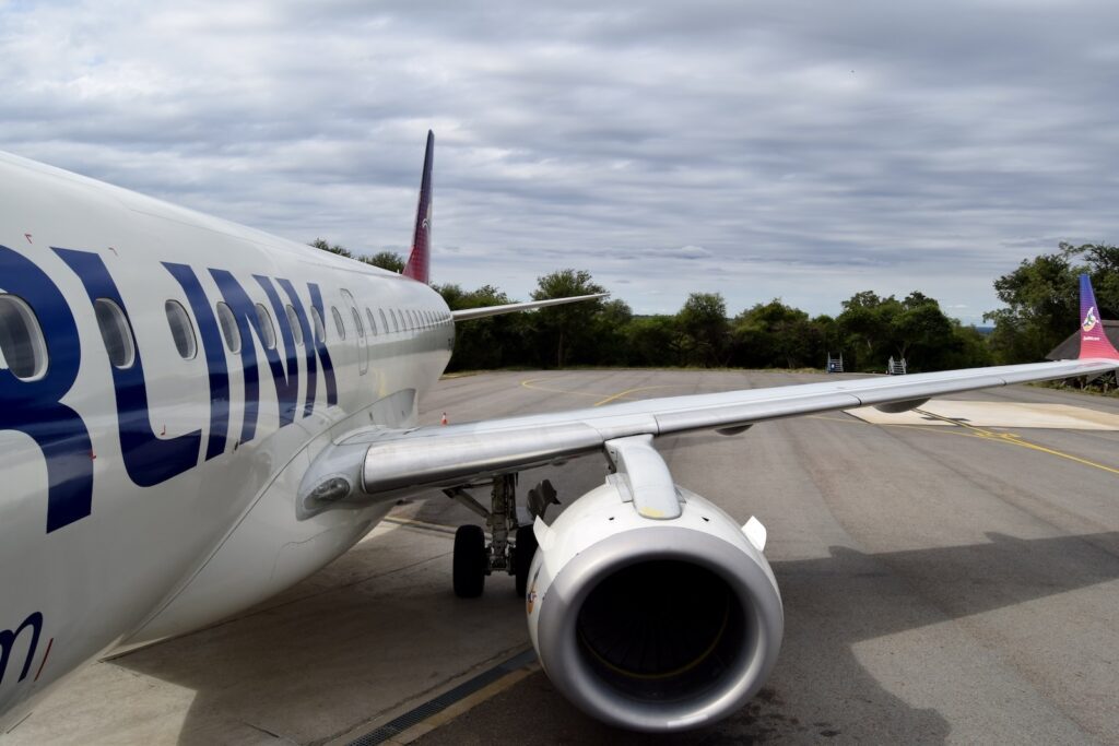 Platane Flugzeug Hobel, draußen, Himmel, Airline, Verkehrsflugzeug, Flugreise, Wolke, Düsentriebwerk, Flugzeugtriebwerk, Fahrzeug, Flughafen, Düsenflugzeug, Landeklappe, Luftfahrttechnik, Dienstleistung, Luftfahrt, Flugzeug, Gelände, Schmalrumpfflugzeug, Jet, Runway, airbus, Asphalt, Groß, halten