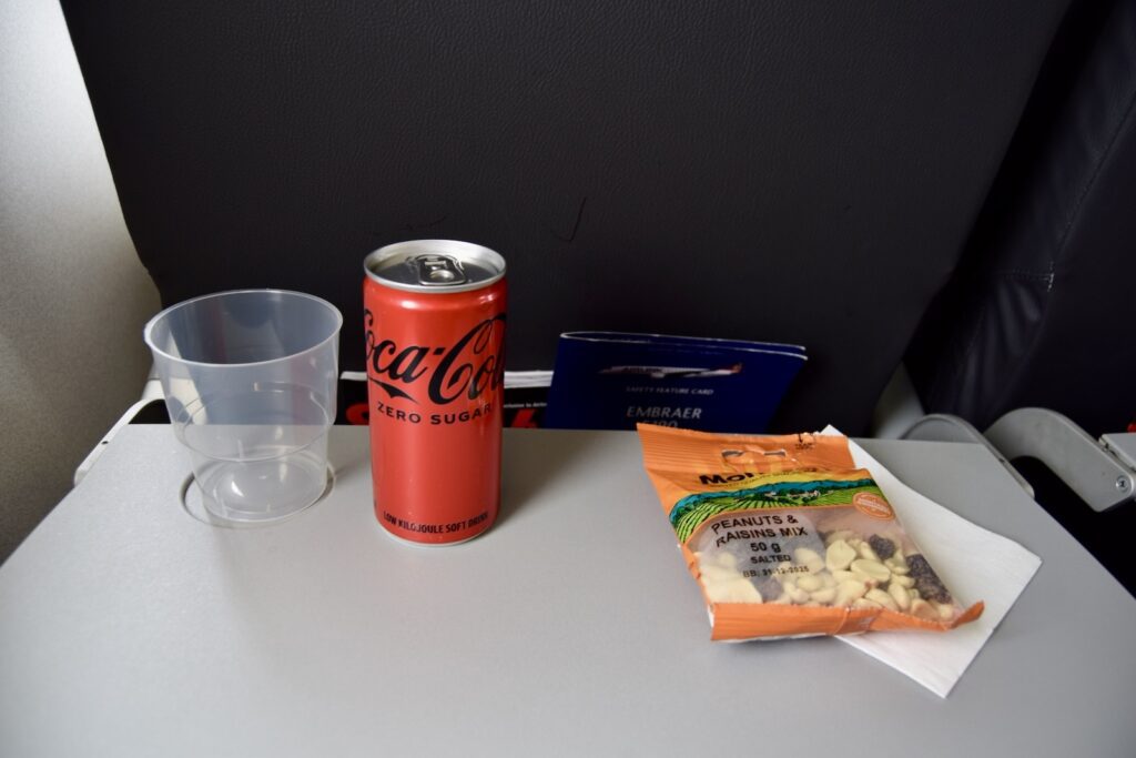 Softdrink, Text, Blechdose, Tisch, Im Haus, Tasse, Geschirr, Saft, Snack, Kaffee, Essen, Drink