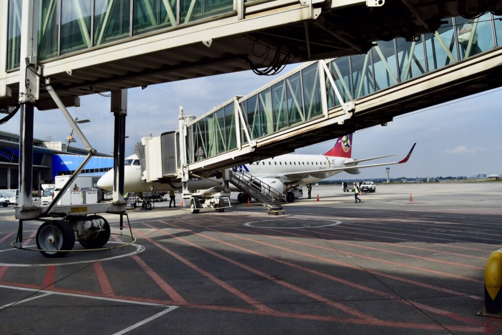 draußen, Platane Flugzeug Hobel, Fahrzeug, Himmel, Straße, Flughafen, Flugzeug, Rad, Gelände, Runway, Flugreise, Flugplatzvorfeld, Brücke, Asphalt, Luftfahrthersteller, Transport, halten, Luftfahrt, Jet