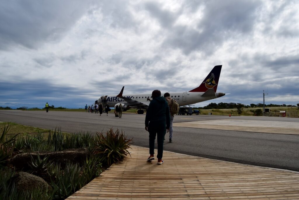 draußen, Himmel, Wolke, Flugzeug, Platane Flugzeug Hobel, Gelände, Person, Transport, Flugreise, Fahrzeug, Schuhwerk, Luftfahrt, Gras, Kleidung, Allgemeine Luftfahrt, Mann, Luftfahrthersteller, Straße, Menschen, stehend, Runway, Flughafen, Asphalt, Flugschau