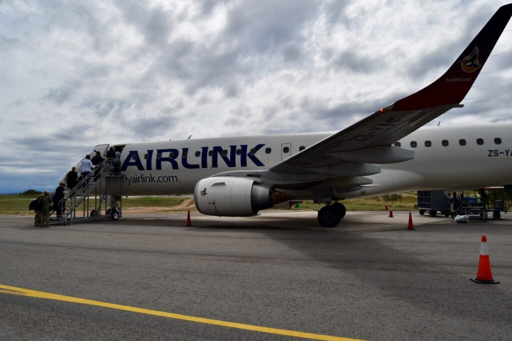 Platane Flugzeug Hobel, draußen, Transport, Flugzeug, Himmel, Flugreise, Fahrzeug, Verkehrsflugzeug, Airline, Wolke, Flugzeugtriebwerk, Luftfahrt, Düsenflugzeug, Flughafen, Düsentriebwerk, Dienstleistung, Landeklappe, Luftfahrttechnik, Runway, Schmalrumpfflugzeug, Asphalt, Flugplatzvorfeld, Luftfahrthersteller, Straße, Gelände, airbus, Jet, halten, Groß, Sitzen