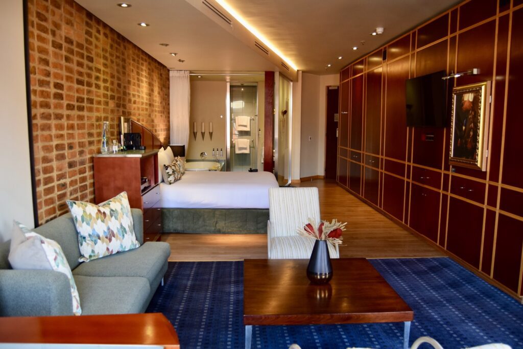 Im Haus, Wand, Inneneinrichtung, Boden, Couch, Decke, Fußboden, Kaffeetisch, Studiocouch, Stuhl, Vase, Bettsofa, Leinenstoffe, Zimmer, Tisch, Hotel, Mobiliar