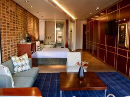 Im Haus, Wand, Inneneinrichtung, Boden, Couch, Decke, Fußboden, Kaffeetisch, Studiocouch, Stuhl, Vase, Bettsofa, Leinenstoffe, Zimmer, Tisch, Hotel, Mobiliar