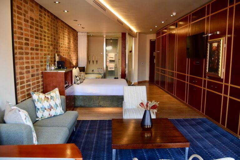 Im Haus, Wand, Inneneinrichtung, Boden, Couch, Decke, Fußboden, Kaffeetisch, Studiocouch, Stuhl, Vase, Bettsofa, Leinenstoffe, Zimmer, Tisch, Hotel, Mobiliar