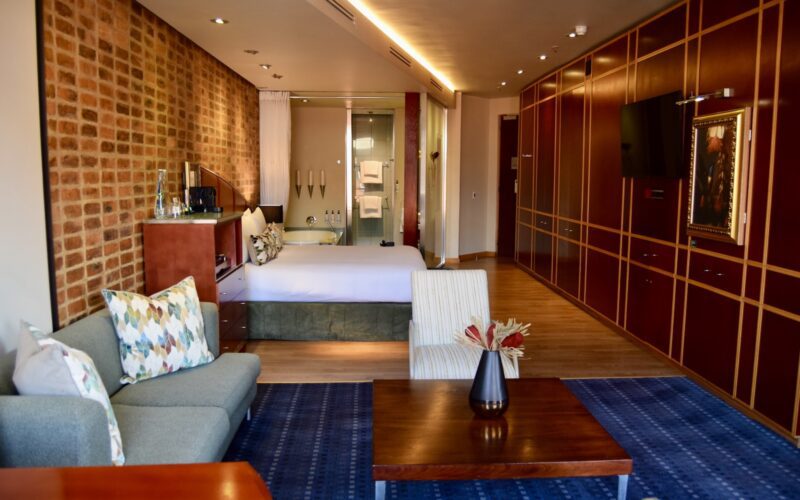 Im Haus, Wand, Inneneinrichtung, Boden, Couch, Decke, Fußboden, Kaffeetisch, Studiocouch, Stuhl, Vase, Bettsofa, Leinenstoffe, Zimmer, Tisch, Hotel, Mobiliar