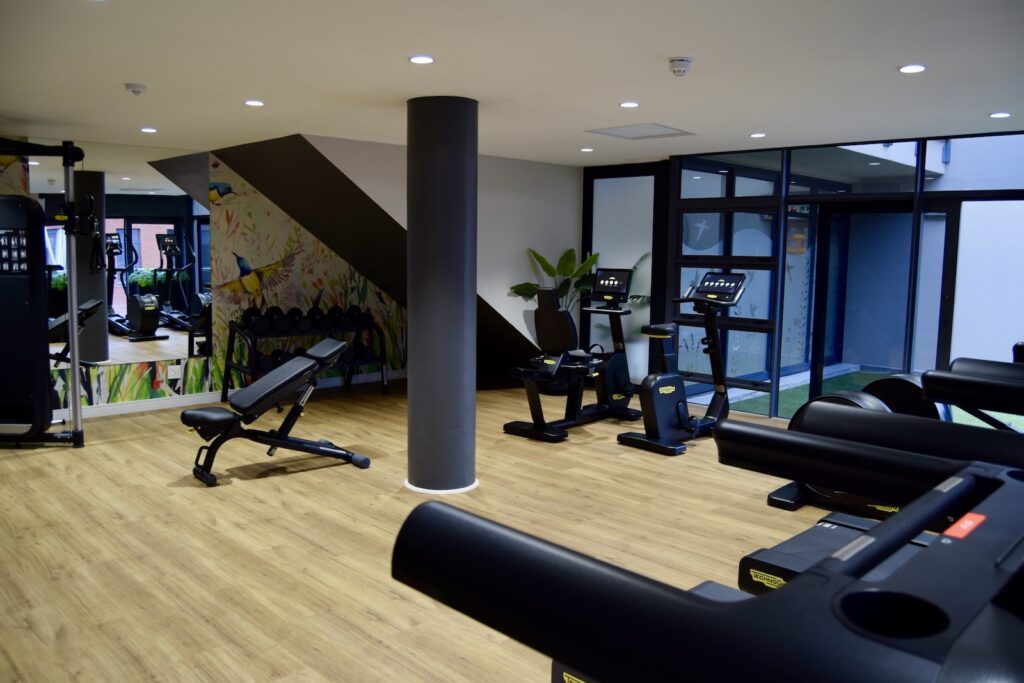 Im Haus, Trainingsausrüstung, Sport, Sporthalle, Fußboden, Laufband, Trainingsgerät, Boden, Wand, Decke, Übung